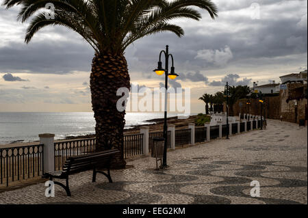 gepflasterten Gehweg entlang der Strandpromenade von Praia da Luz an der westlichen Algarve, Portugal Stockfoto