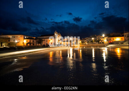 Infante Dom Henrique-Platz und die Kirche Santa Maria in Lagos Portugal nachts beleuchtet Stockfoto