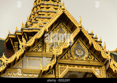 Dekorative Architektur Dach Wat Phra Kaew, Teil des Grand Palace in Bangkok, Thailand Komplex Stockfoto