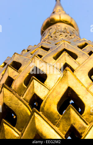 Eine dekorative goldene Kuppel im Tempel Wat Phra Kaew, Teil des Grand Palace in Bangkok Komplex Stockfoto