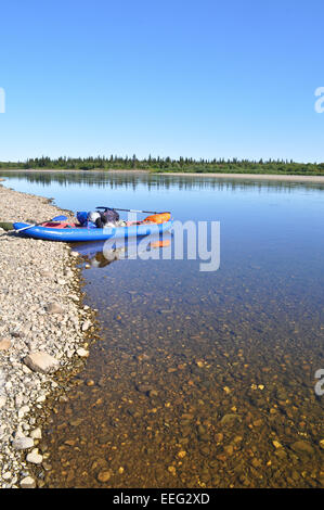 Die polaren Ural, die untere Oberlauf des Flusses Lemva, Republik Komi, Russland. Der Broad River und das Boot. Stockfoto