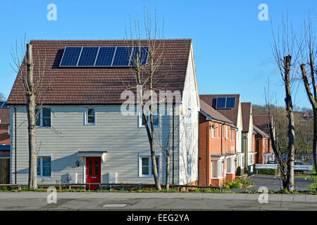 Neue gemischte Gehäuse Entwicklung kurz vor der Fertigstellung (wenige einige leere belegt) mit neuen Solarzellen während der Bauphase Harold Hill Romford UK installiert Stockfoto