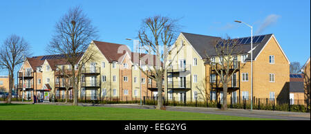 Neue gemischte Gehäuse Entwicklung entlang der Hauptstraße mit Bushaltestelle kurz vor der Vollendung (wenige einige leere belegt) Harold Hill Romford London England Großbritannien Stockfoto