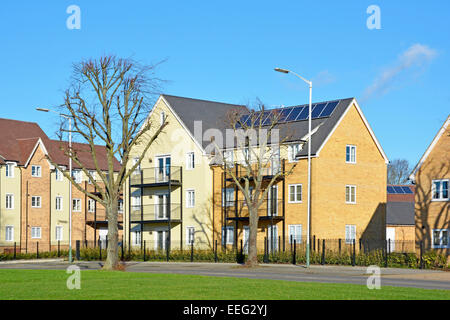 Winterbäume und neue gemischte Wohnsiedlungen entlang der Hauptstraße in Harold Hill Romford East London England, Großbritannien Stockfoto