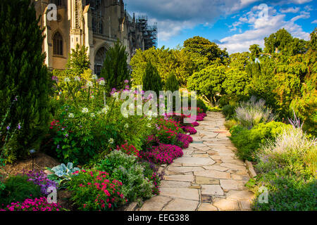 Pflanzen und Gehweg in der Bischof der Garten und die Washington National Cathedral in Washington, DC. Stockfoto