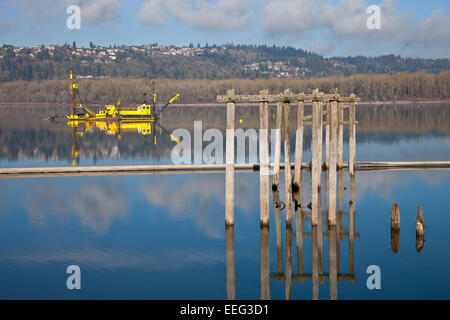 Boote in den Columbia River Oregon Baggerarbeiten. Stockfoto