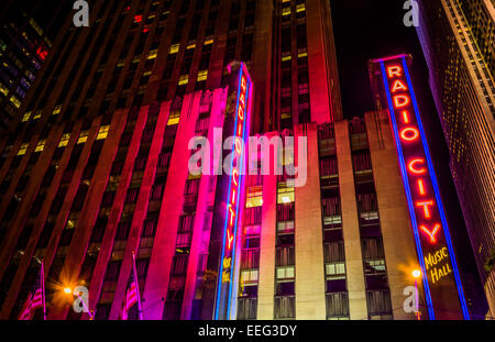 Radio City Music Hall in der Nacht, im Rockefeller Center in Manhattan, New York. Stockfoto