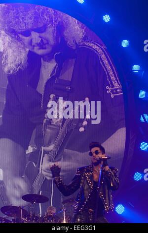 London, UK. 17. Januar 2015. 17. Januar 2015: London, UK - Königin + Adam Lambert erklingt in der O2 Arena, London Credit: Andrew Spiers/Alamy Live News Stockfoto