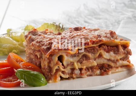 Lasagne ist ein typisch italienisches Essen, hergestellt mit frischer Pasta mit Fleischsauce und Bechamel-Sauce überbacken Stockfoto