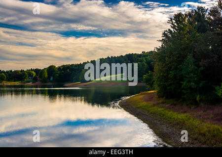 Reflexionen der Wolken im See Pahagaco, in der Nähe von Spring Grove, Pennsylvania. Stockfoto