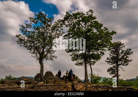 Felsen, Bäume und Touristen an einem Aussichtspunkt auf die Skyline Drive im Shenandoah-Nationalpark, Virginia. Stockfoto