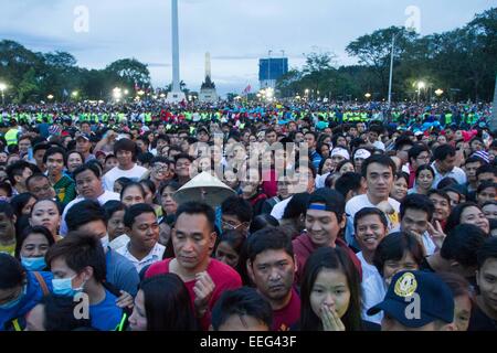 Manila, Philippinen. 18. Januar 2015.  Menschen beginnen sich zu häufen sich in Luneta, Manila am Sonntag, 18. Januar 2015. An seinem dritten Tag seines Besuchs hat Papst Francis in Luneta Park Masse. Bildnachweis: Mark Fredesjed Cristino/Alamy Live-Nachrichten Stockfoto