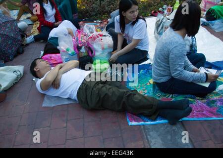 Manila, Philippinen. 18. Januar 2015.  Ein Mann schläft auf der Straße in Luneta, Manila am Sonntag, 18. Januar 2015. An seinem dritten Tag seines Besuchs hat Papst Francis in Luneta Park Masse. Bildnachweis: Mark Fredesjed Cristino/Alamy Live-Nachrichten Stockfoto