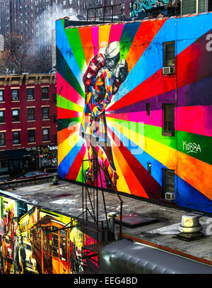 NEW YORK CITY - Dezember 01: A Graffiti Künstler brasilianischen Künstlers Kobra 1. Dezember 2013 in New York, USA. Das bunte Wandbild ist Stockfoto