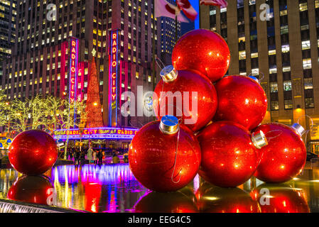 NEW YORK CITY - 3. Dezember 2013: New Yorker Wahrzeichen, Radio City Music Hall, Rockefeller Center, gesehen am 3. Dezember 2013 Deko Stockfoto