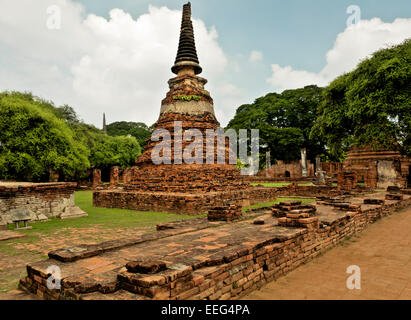 THAILAND - ein Chedi stehen im Wat Phra Si Sanphet in Ayutthaya gelassen, nachdem die Website von Burmesen im Jahre 1767 zerstört wurde. Stockfoto