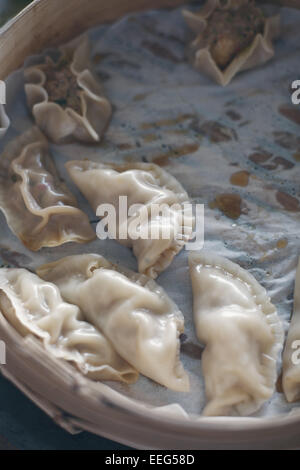 Chinesische Klöße in Bamboo Steamer Stockfoto