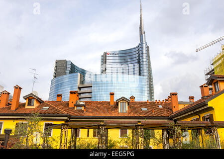 Mailand, Italien - Oktober 15,2014: traditionelle Mailänder historisches Haus im Vordergrund mit der neuen modernen Glas Gebäude der Uni Stockfoto