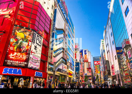 Tokio - 13 NOVEMBER: Akihabara Bezirk November13, 2014 in Tokio, JP. Der Bezirk ist ein Einkaufsviertel für elektronische, com Stockfoto