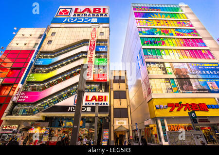 Tokio - 13 NOVEMBER: Akihabara Bezirk November13, 2014 in Tokio, JP. Der Bezirk ist ein Einkaufsviertel für elektronische, com Stockfoto