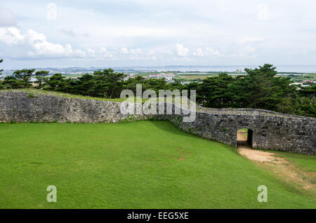 Eine Tür in der Wand des Zakimi Burg. Stockfoto