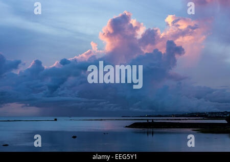 Fischer inne, um den Sonnenuntergang am Sunabe Beach in Okinawa, Japan. Stockfoto