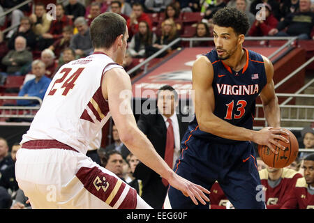 Massachusetts, USA. 17. Januar 2015.  Virginia Cavaliers weiterleiten Anthony Gill (13) verteidigt vom Boston College Eagles Center Dennis Clifford (24) während der ersten Hälfte eine NCAA Basketball-Spiel zwischen dem Virginia Cavaliers und Boston College Eagles im Conte Forum in Chestnut Hill, Massachusetts. Virginia besiegt Boston College 66-51.  Bildnachweis: Cal Sport Media/Alamy Live-Nachrichten Stockfoto