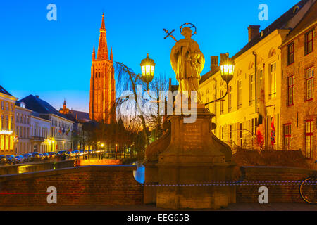 Stadtbild mit Kanal Dijver, Brücke St. Nepomuk und eine Liebfrauenkirche in Brügge Stockfoto