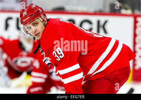 Carolina Hurricanes rechten Flügel Patrick Dwyer (39) während des NHL-Spiels zwischen den Vancouver Canucks und den Carolina Hurricanes in der PNC-Arena.  Die Vancouver Canucks gegen die Carolina Hurricanes 3-0. Stockfoto