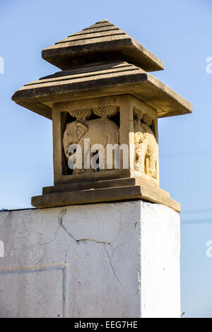 Kristall-Lampen, Elefant, Himmel, Wände, blau, Sandstein. Stockfoto