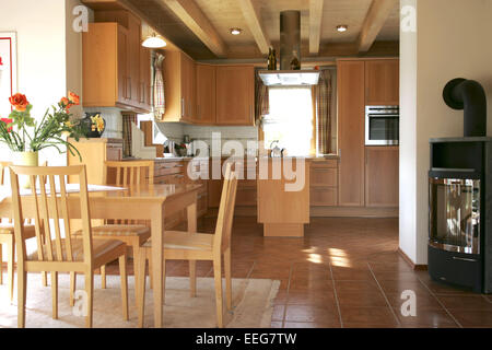 Kueche Esszimmer Wohnen Innenaufnahme Inneneinrichtung Wohnung Wohnraum Kartonreihe etymologische Mobiliar modernen Interieur Tisch Stuhl Stockfoto