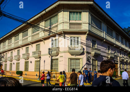 Intramuros, Manila, Philippinen, 16. Januar 2015. Eine Gruppe von philippinischen Nationalpolizei steht in einer der Straßen rund um Manila Kathedrale auf Freitag, 16. Januar 2015, die Sicherheit von Tausenden von Menschen voraussichtlich rund um den Dom zu sammeln, einen Blick der Papst Francis zu gewährleisten. Stockfoto