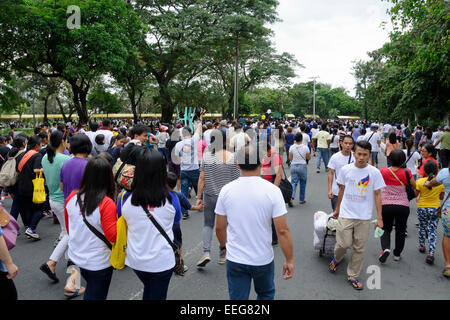 Intramuros, Manila, Philippinen, 16. Januar 2015. Tausende von Filipinos gehen in Richtung Manila Kathedrale auf Freitag, 16. Januar 2015 um einen Einblick von Papst Francis, die geplant war, die Heilige Messe feiern mit des Landes Bischöfen, Priestern und anderen religiösen. Stockfoto