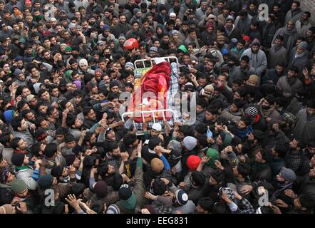 Peking, China. 16. Januar 2015. Muslime tragen die Körper von militanten Tauseef Ahmad Malik während seiner Beerdigung im Dorf erstmals in der Anantnag Bezirk von Indien kontrollierten Kaschmir 16. Januar 2015. Fünf Kämpfer starben am 15. Januar in einer wilden Schießerei mit indischen Truppen und Polizei in der unruhigen Indien kontrollierten Kaschmir. © Javed Dar/Xinhua/Alamy Live-Nachrichten Stockfoto