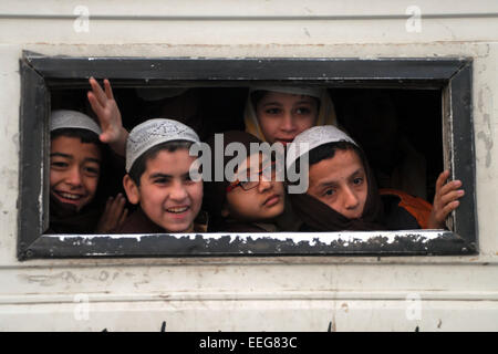 Beijing, Jan. 12. 16. Dezember 2014. Kinder fahren in die Schule in einem Lieferwagen in Nordwest-Pakistan Peshawar, 12. Januar 2015. Schulen in Peshawar wurde am 12. Januar nach Talibans brutalen Mord an 140 Schülerinnen und Schüler und 10 Lehrer bei einem Angriff auf eine Armee geführten Schule am 16. Dezember 2014 wiedereröffnet. © Umar Qayyum/Xinhua/Alamy Live-Nachrichten Stockfoto