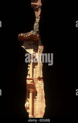 Eine Teilansicht des Al-Khazneh "Die Schatzkammer" aus den Siq in Petra, Jordanien. Stockfoto