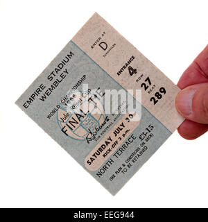 Hand hält eine World-Cup-Finale 1966 England V Westdeutschland ticket Stockfoto