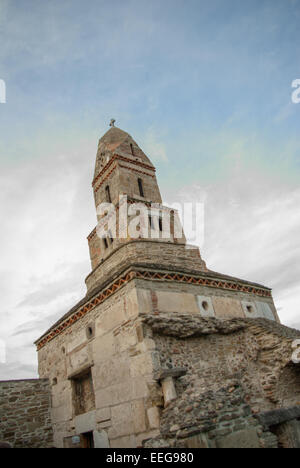 DENSUS - alte Steinkirche in Siebenbürgen, Rumänien. DENSUS ist eines der ältesten Kirche in Rumänien, im XIII. Jahrhundert erbaut. Stockfoto