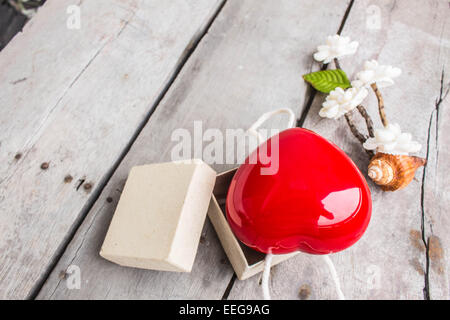 Herzförmige rot auf ein Feld und Blumen. Stockfoto