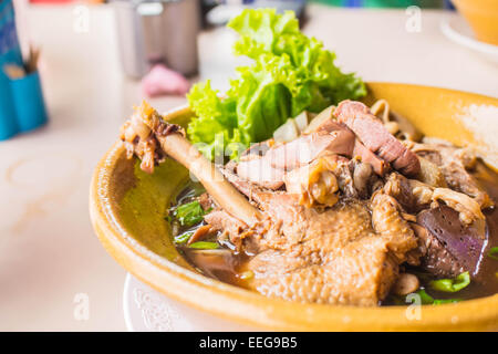 Nudeln aus Entenfleisch auf dem Tisch gemacht. Stockfoto