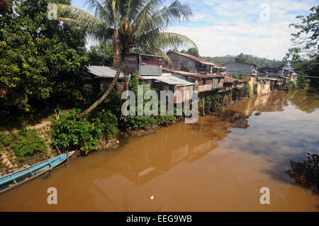 Häuser und Boote auf dem Fluss, Sorong, Provinz Papua, Indonesien. Keine PR Stockfoto