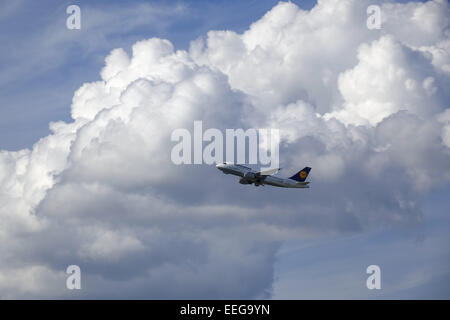 Passagierflugzeug der Lufthansa Nach Dem Abheben Vom Flughafen in München, Bayern, Deutschland, Europa, Lufthansa Passagier Airc Stockfoto