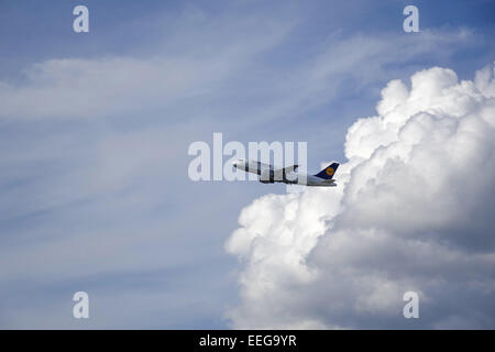 Passagierflugzeug der Lufthansa Nach Dem Abheben Vom Flughafen in München, Bayern, Deutschland, Europa, Lufthansa Passagier Airc Stockfoto