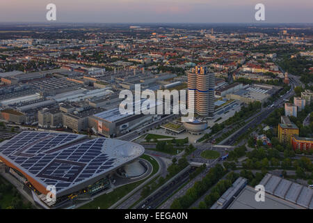 Blick Auf Die BMW-Welt Und Hauptverwaltung "BMW Vierzylinder", München, Bayern, Deutschland, Europa, schauen Sie sich die BMW Welt und er Stockfoto