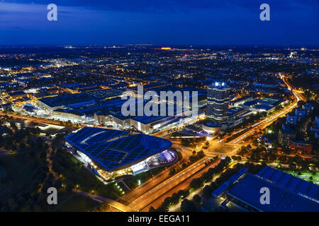 Blick Auf Die BMW-Welt Und Hauptverwaltung "BMW Vierzylinder", München, Bayern, Deutschland, Europa, schauen Sie sich die BMW Welt und er Stockfoto