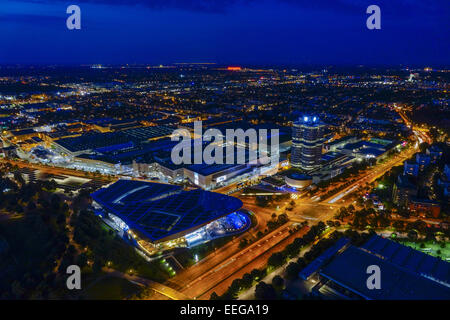 Blick Auf Die BMW-Welt Und Hauptverwaltung "BMW Vierzylinder", München, Bayern, Deutschland, Europa, schauen Sie sich die BMW Welt und er Stockfoto