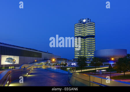 BMW-Welt Und Hauptverwaltung "BMW-Vierzylinder", München, Bayern, Deutschland, Europa, BMW Welt und Sitz "BMW 4-Einzylindermotor Stockfoto