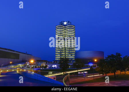 BMW-Welt Und Hauptverwaltung "BMW-Vierzylinder", München, Bayern, Deutschland, Europa, BMW Welt und Sitz "BMW 4-Einzylindermotor Stockfoto