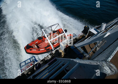 Rettungsboot auf der Rückseite eine Passagierfähre - Blick vom Deck oben Stockfoto