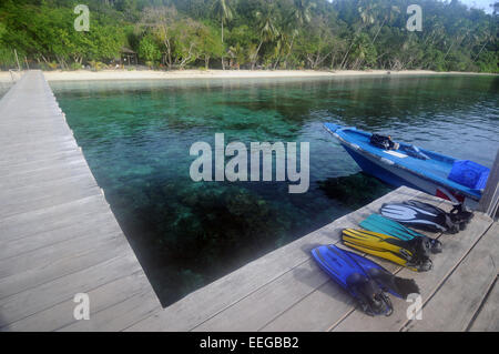 Am frühen Morgen die Vorbereitungen für einen Tauchgang Reise, Biodiversität Divers Resort, Raja Ampat, Gam Insel, Provinz Papua, Indonesien. keine PR Stockfoto